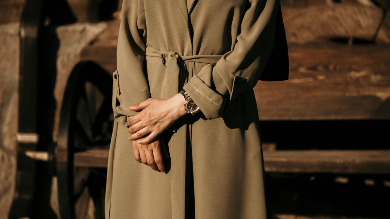 ベージュのトレンチコートをまとった女性（Burberryの象徴であるトレンチコートと英国らしいエレガンスの世界観イメージ）
