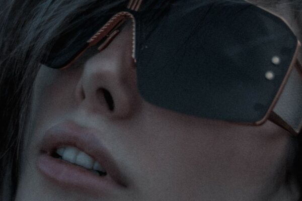 彫刻的なフォルムのオーバーサイズブラックサングラスをクローズアップした写真(Gentle Monsterのアバンギャルドなアイウェアデザインのイメージ)