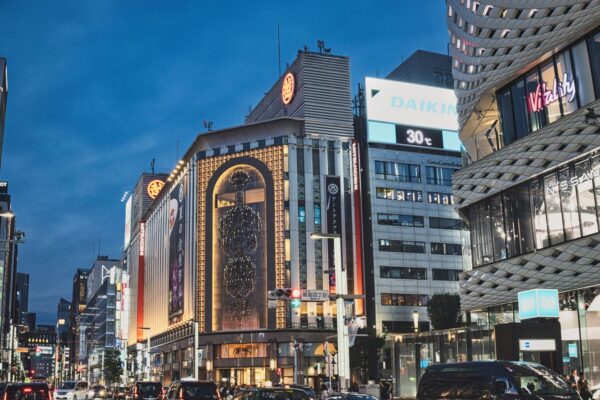 夕暮れの銀座中央通りの街並み（ハイブランド旗艦店が並ぶ銀座本店巡りガイドのイメージ）