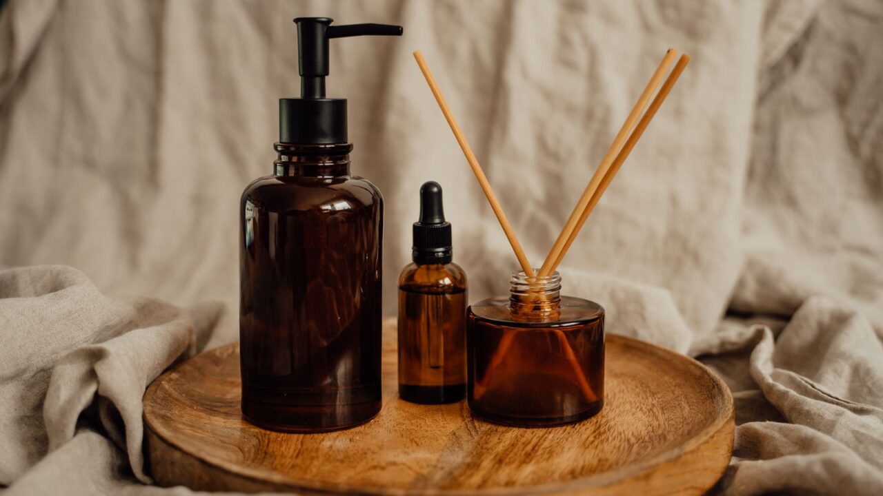 アンバーボトルとディフューザーリード、木のトレイ（Le Labo Santal 33のウッディな香りのイメージ）