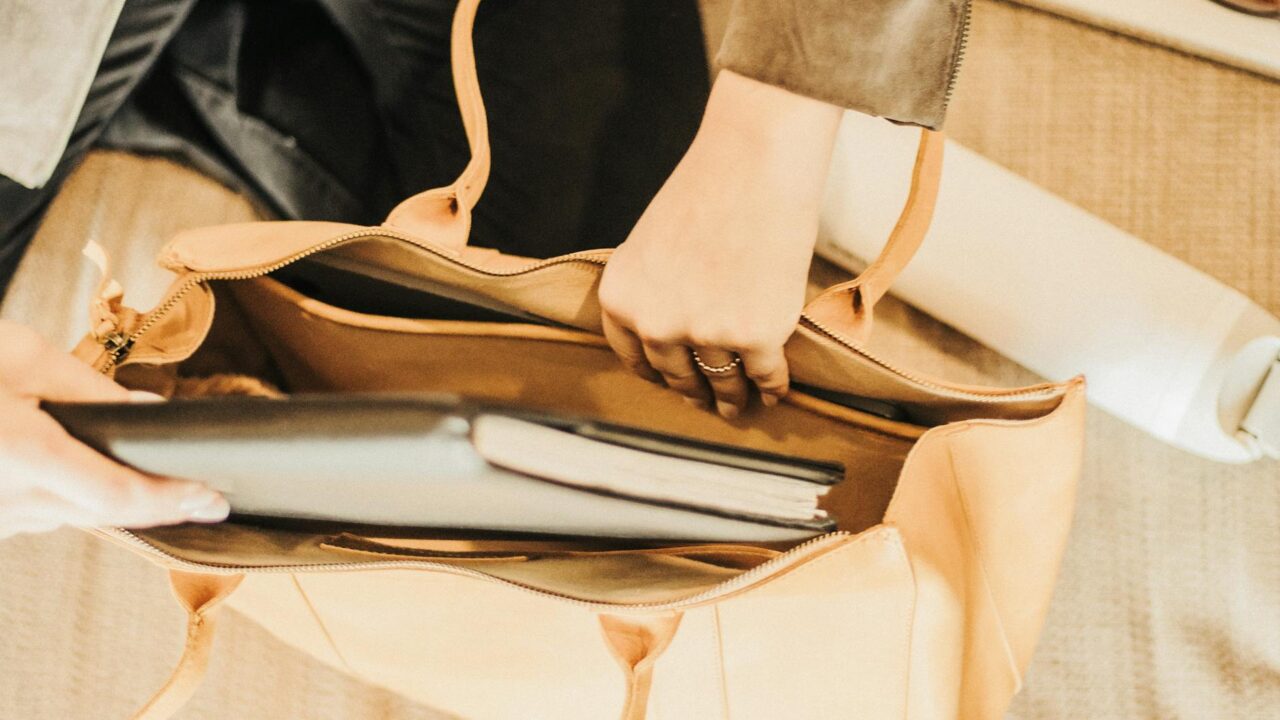 レザートートバッグの選び方 — サイズ・革・色で読む長く使える一つ