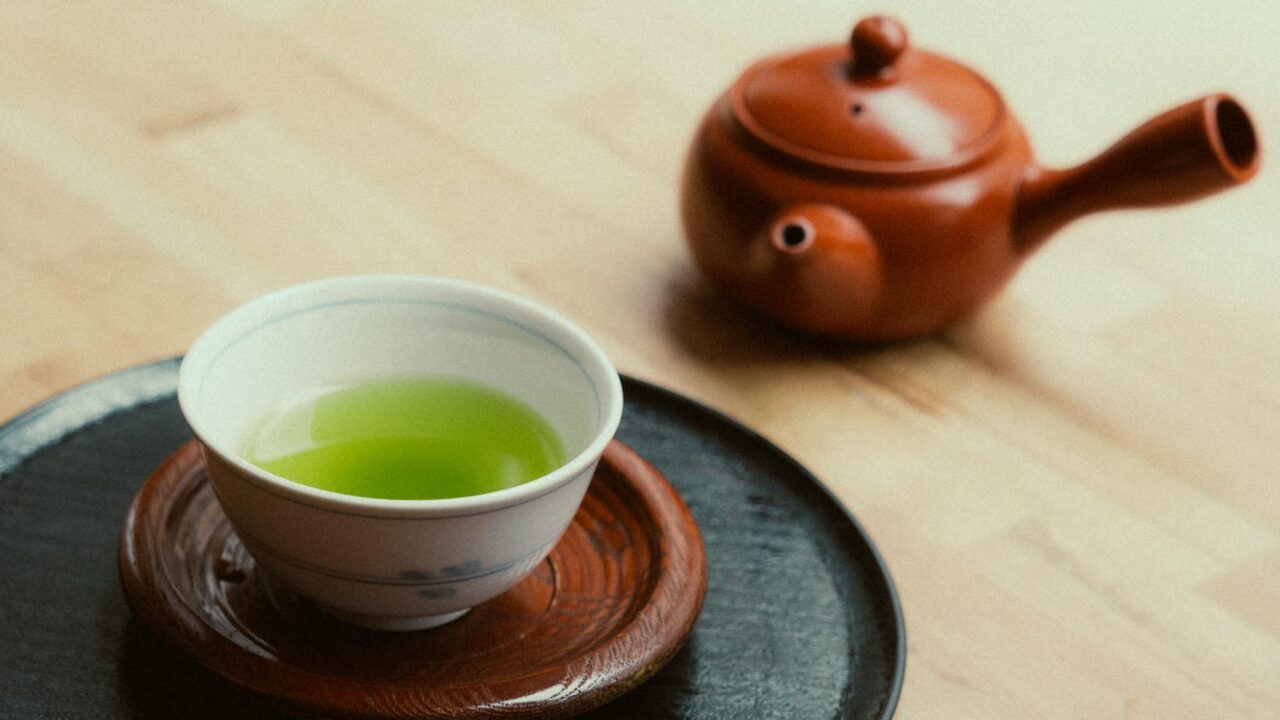 ほうじ茶の香水7選 — 焙煎の香ばしさを纏う日本発の連想