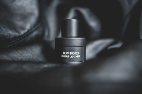 Tom Ford Oud Wood 深掘りガイド|Private Blend 代表作と兄弟作品の系譜
