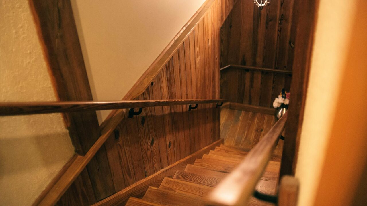 木と暮らす部屋 — 樹種・木目・経年を読む住まいの設計図
