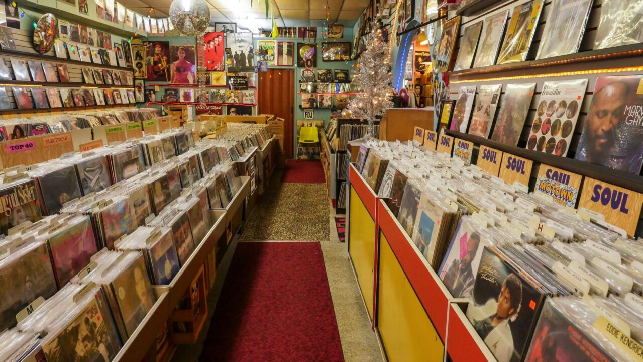 レコードがぎっしり並ぶレコード店の店内（東京のレコード店ガイドのイメージ）