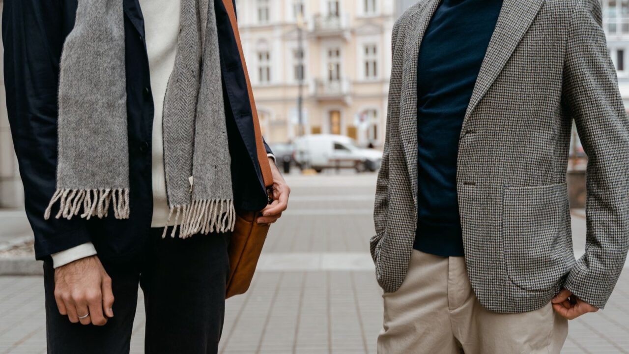 街なかでテーラードジャケットやコートを着こなす男性ふたり(uniform experimentの制服を更新する世界観イメージ)