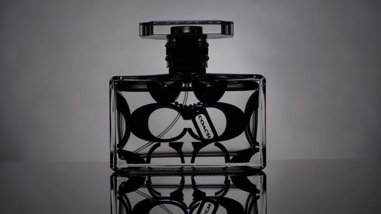Narciso Rodriguez For Her — モダンマスクの代名詞、黒いボトルの肌の香り