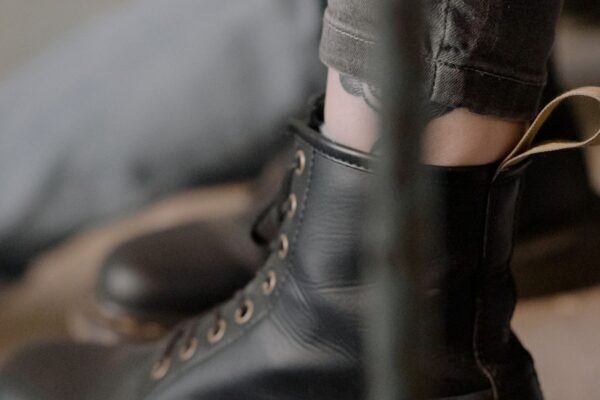 黒革のグランジブーツのクローズアップ写真(Dr. Martensのシグネチャーであるイエローステッチとヒールループのディテール。Heaven by Marc JacobsはDr. Martensと2021年から複数回コラボレーションしている)