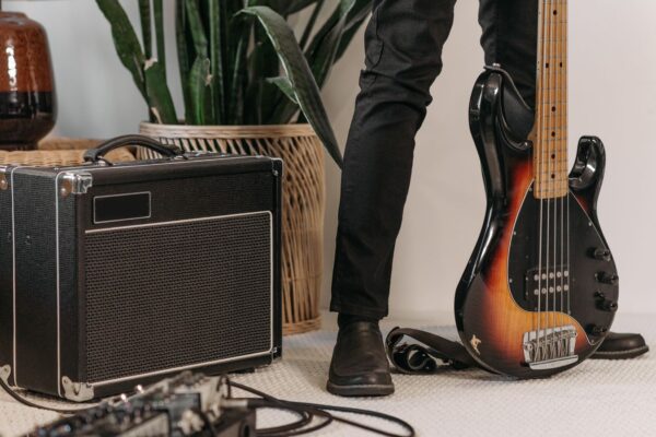 室内に置かれたベースアンプとベースギター(低音を支える機材の佇まいのイメージ)