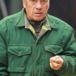 緑のミリタリージャケットを着た人物のポートレート（バズリクソンズのミリタリーウェア世界観イメージ）