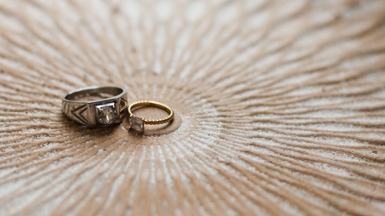 シルバー/ゴールドのリングのクローズアップ（Chrome Heartsの925シルバーアクセサリーの世界観イメージ）