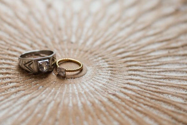シルバー/ゴールドのリングのクローズアップ（Chrome Heartsの925シルバーアクセサリーの世界観イメージ）