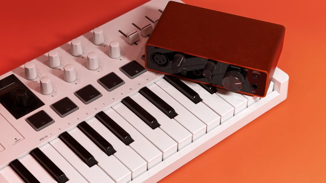 MIDIキーボードとオーディオインターフェース(無料DAWで始める音楽制作のイメージ)