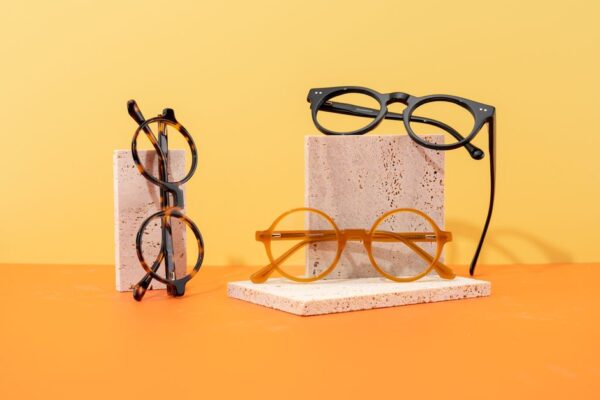 テーブルに並んだシンプルなアセテートフレームの眼鏡