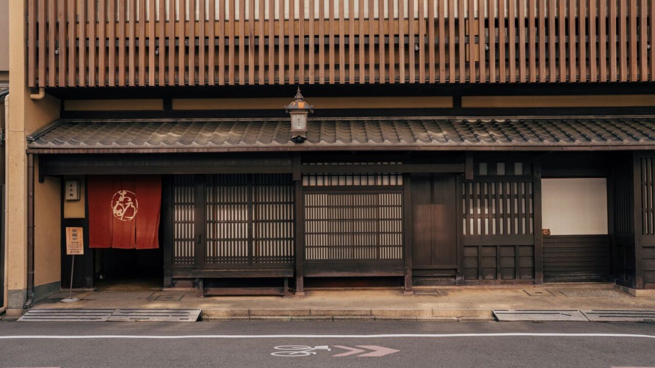 京都の町家の店構え — モードなセレクトショップ巡りの街並み