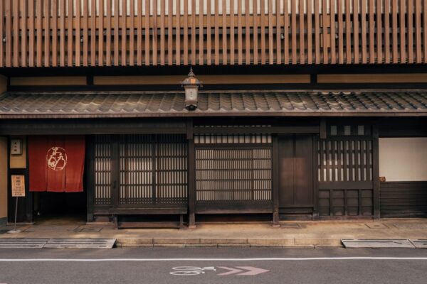 京都の町家の店構え — モードなセレクトショップ巡りの街並み