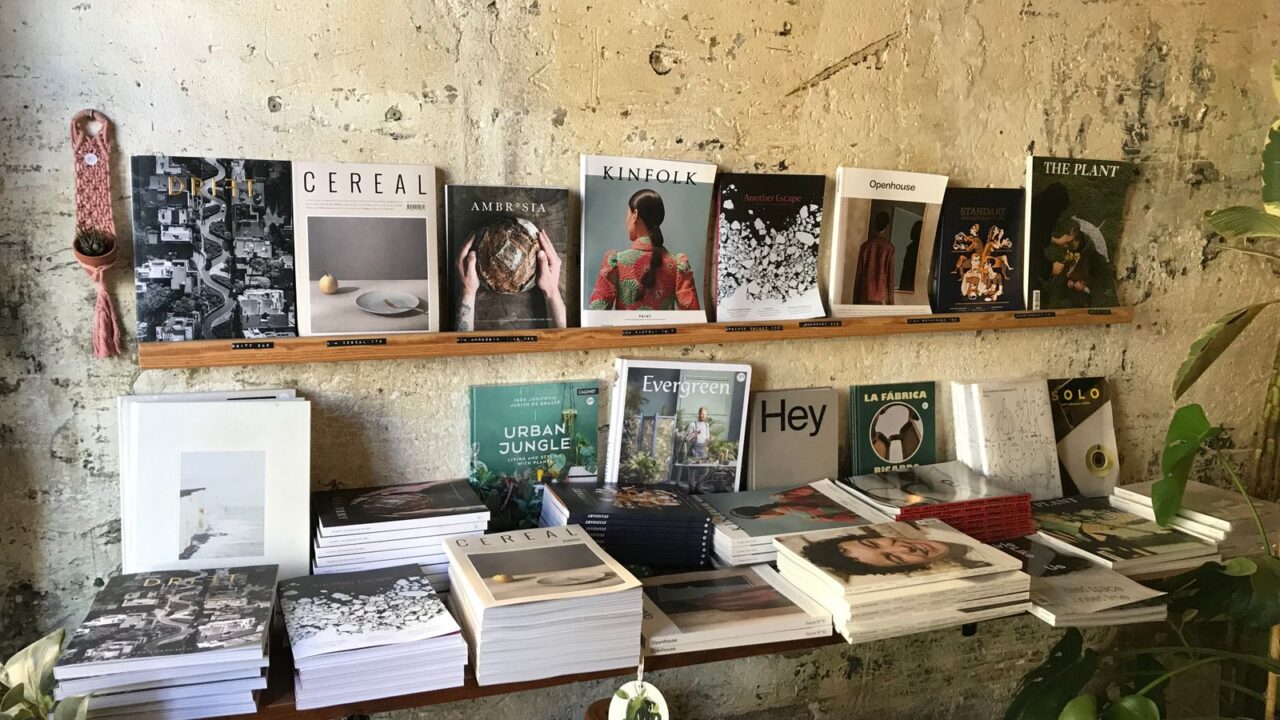 独立系書店の棚に並ぶZINE・アートブック