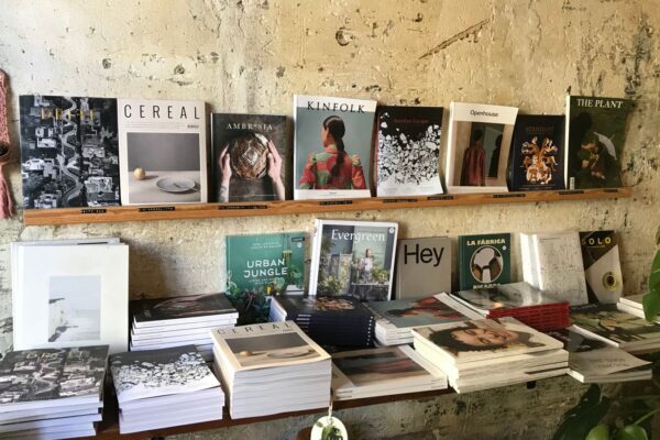 独立系書店の棚に並ぶZINE・アートブック