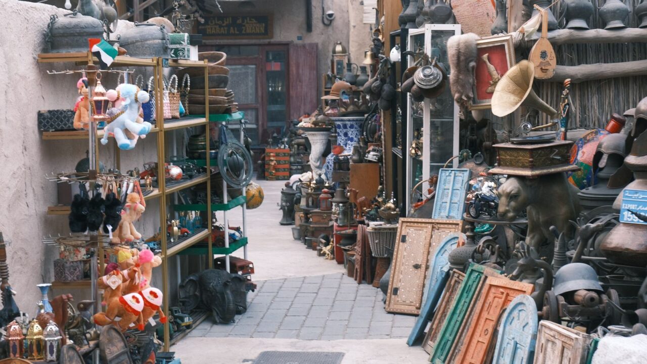 骨董品やヴィンテージ雑貨が並ぶ路地（西荻窪の古着屋ガイドのイメージ）