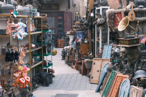 骨董品やヴィンテージ雑貨が並ぶ路地（西荻窪の古着屋ガイドのイメージ）