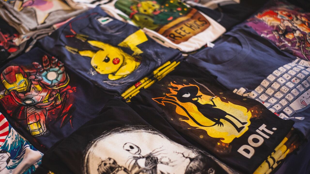 色とりどりのグラフィックプリントTシャツ(東京のヴィンテージTシャツ専門店ガイドのイメージ)