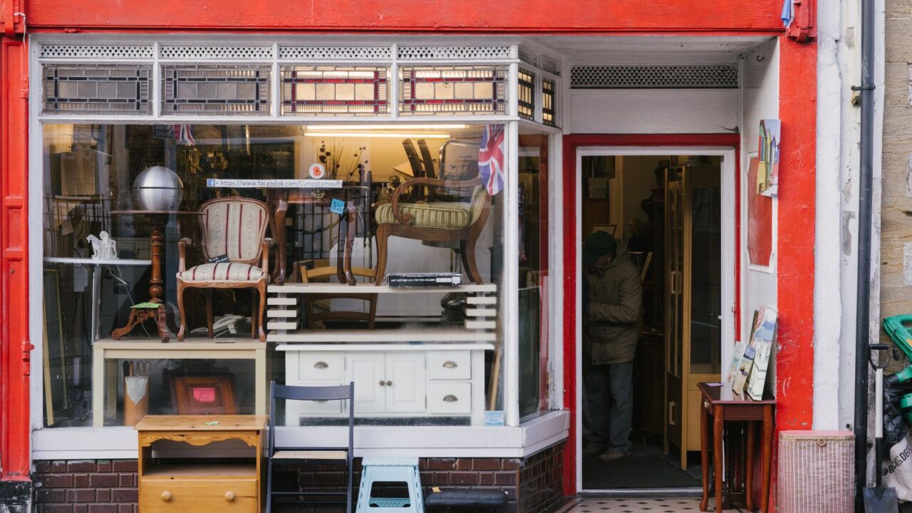 街路に面したヴィンテージ家具とショーウィンドウのある店構え（千葉の古着屋ガイドのイメージ）