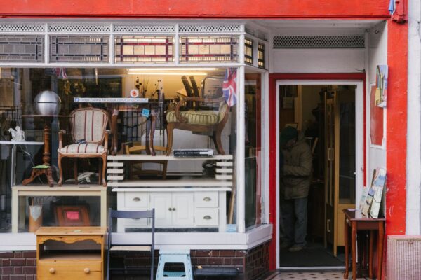 街路に面したヴィンテージ家具とショーウィンドウのある店構え（千葉の古着屋ガイドのイメージ）