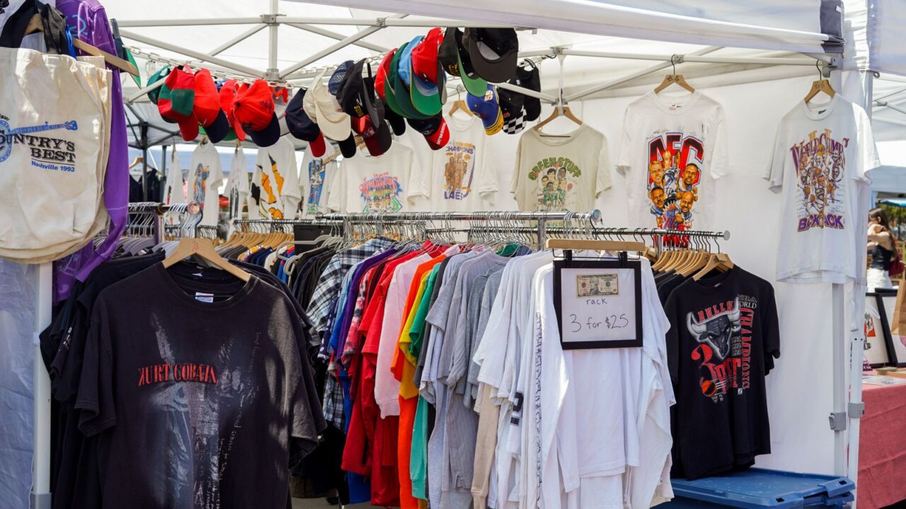 マーケットの屋台に並ぶヴィンテージTシャツ（浜松の古着屋ガイドのイメージ）