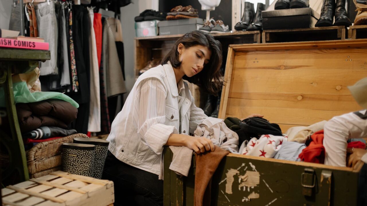 居心地のよい古着店でヴィンテージの服を見て回る人（姫路の古着屋ガイドのイメージ）