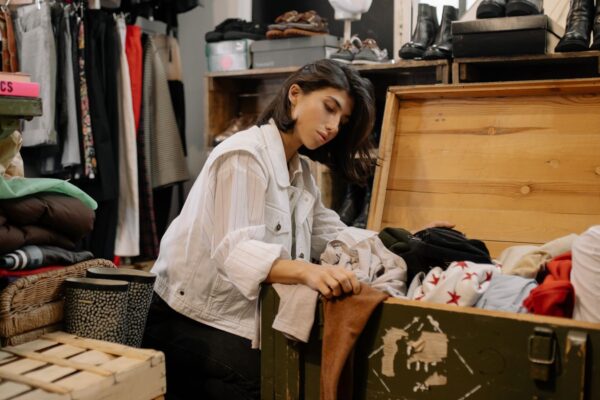 居心地のよい古着店でヴィンテージの服を見て回る人（姫路の古着屋ガイドのイメージ）