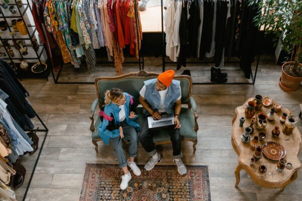 ヴィンテージ古着が並ぶ店内を俯瞰したカット（北千住の古着屋ガイドのイメージ）