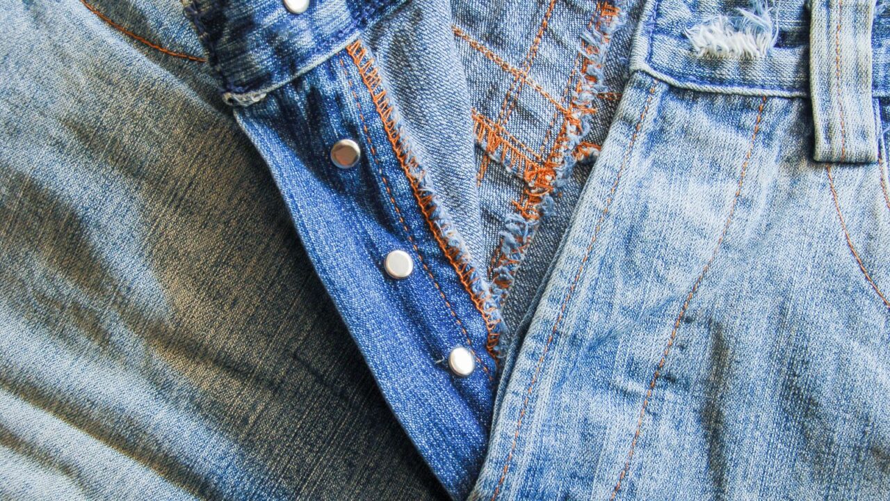 リベットと色落ちが残るブルーデニムのクローズアップ（Levi'sの銅リベット特許から続くジーンズの世界観イメージ）