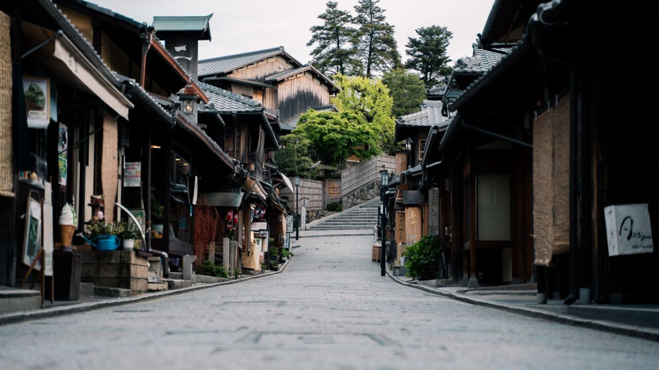伝統的な町家が並ぶ日本の城下町の通り(松山の古着屋ガイドのイメージ)