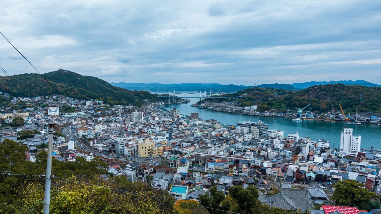 港と山に囲まれた港町の眺め(長崎の古着屋ガイドのイメージ)