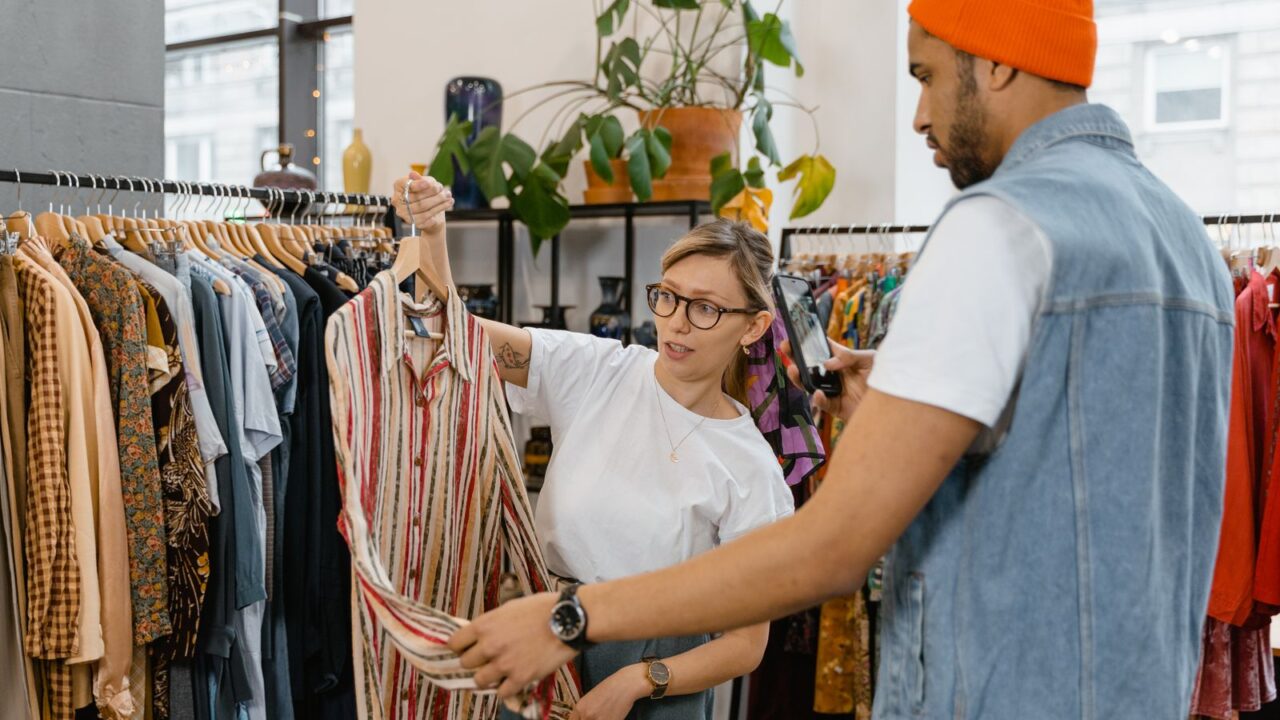 古着店でラックの服を手に取って選ぶ客の様子(大阪・南船場の古着屋ガイドのイメージ)