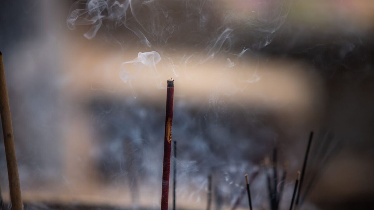 寺院で立ちのぼるお香の煙(白檀の薫香を主題にした Diptyque Tam Dao の世界観イメージ)