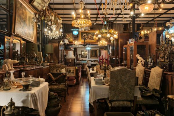 シャンデリアなどアンティーク照明が並ぶ店内のカット(東京のアンティーク照明・ヴィンテージ照明専門店ガイドのイメージ)