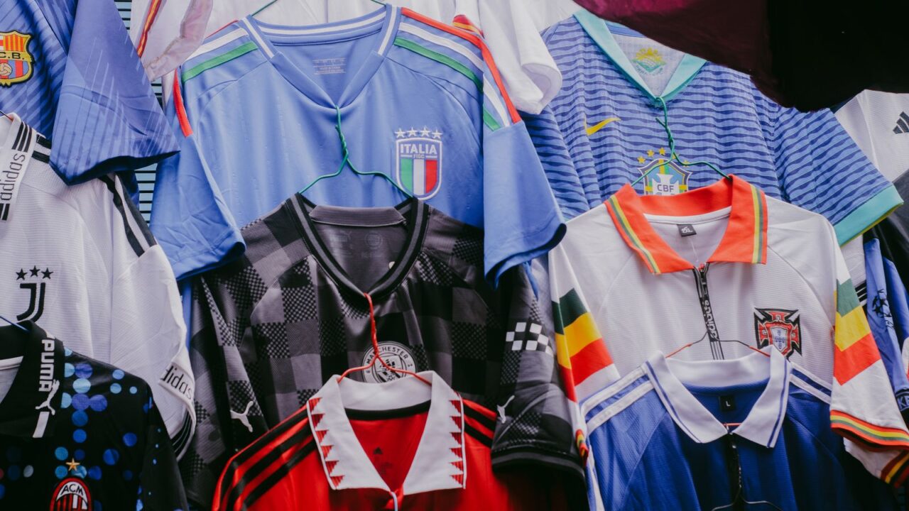 各国代表のヴィンテージサッカージャージがハンガーに並ぶカット(東京のヴィンテージスポーツウェア専門店ガイドのイメージ)